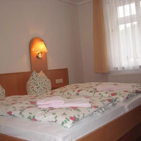 מלון Garni Dekorahaus *