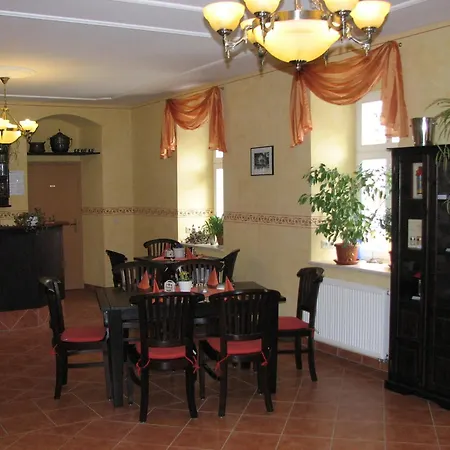 מלון Garni Dekorahaus *